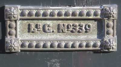 908480 Afbeelding van een liggende koperen brievenbus in de voordeur van het pand Kromme Nieuwegracht 12 te Utrecht, ...